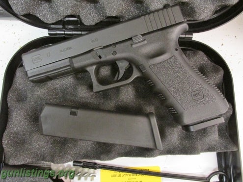 Pistols Glock 17, 9mm Gen3, Big Dot Sights Like New