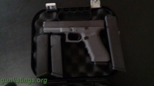 Pistols Glock 22 Gen4 40. Three 15 Rd Mag +one 22 Rd Mag