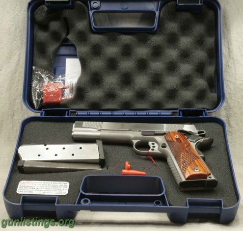 Pistols Smith & Wesson 1911. 45AP