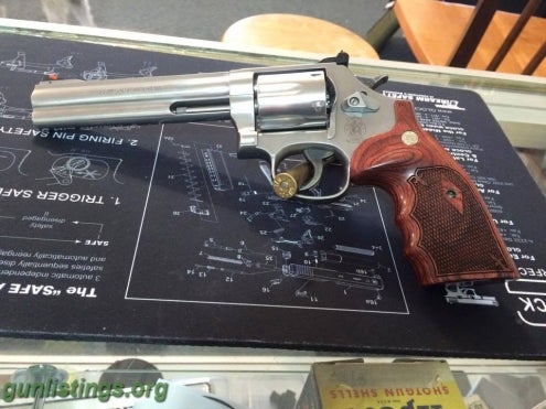 Pistols Smith & Wesson 686
