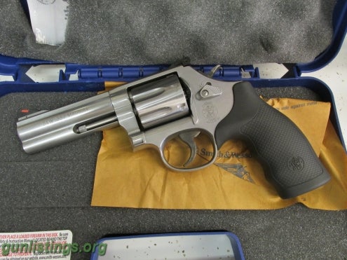 Pistols Smith & Wesson 686 Plus 357 Revolver 4