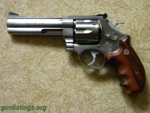 Pistols Smith & Wesson M610