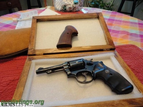 Pistols Smith &Wesson Model 10-5 With Wooden Box