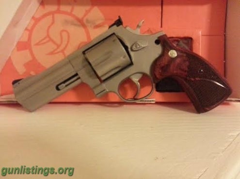 Pistols Taurus .44 Magnum Model M44SS4