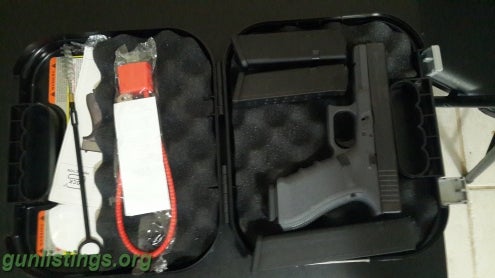Pistols Glock 22 Gen4 40. Three 15 Rd Mag +one 22 Rd Mag