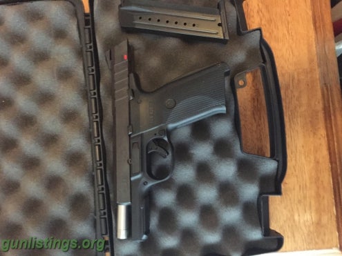 Pistols Ruger SR 9E 9mm W/ Case