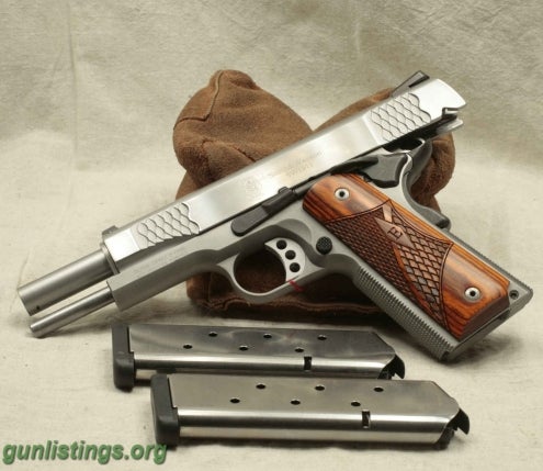 Pistols Smith & Wesson 1911. 45AP