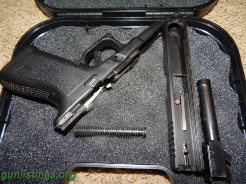 Pistols Glock 19 Gen 2, 2 Mags And Case. G19