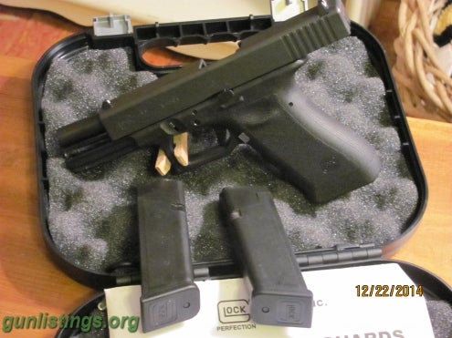 Pistols Glock Model 22 40 Cal L.N.I.B.