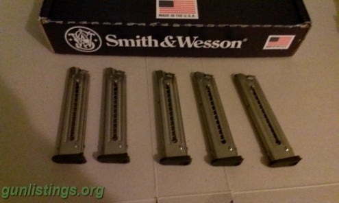 Pistols Smith And Wesson 22a With 3 Extra Mags
