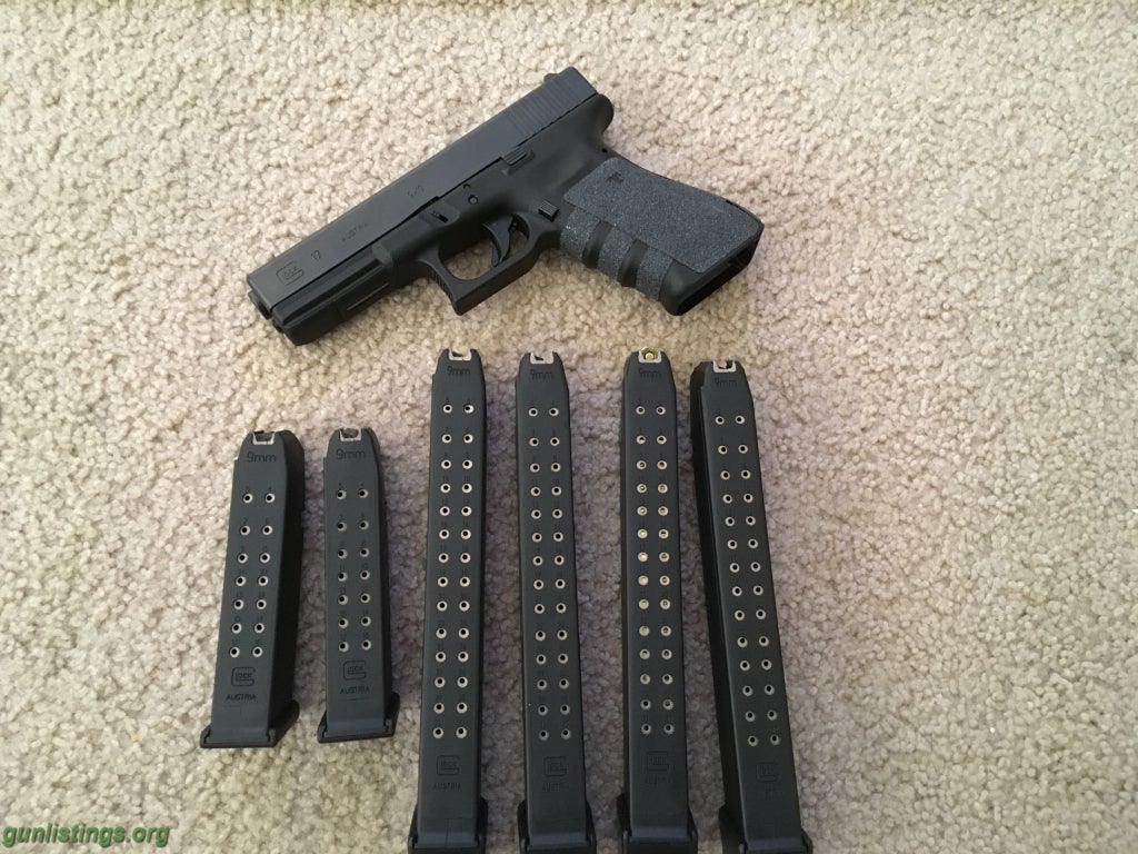 Pistols Glock 17 With Extra Mags