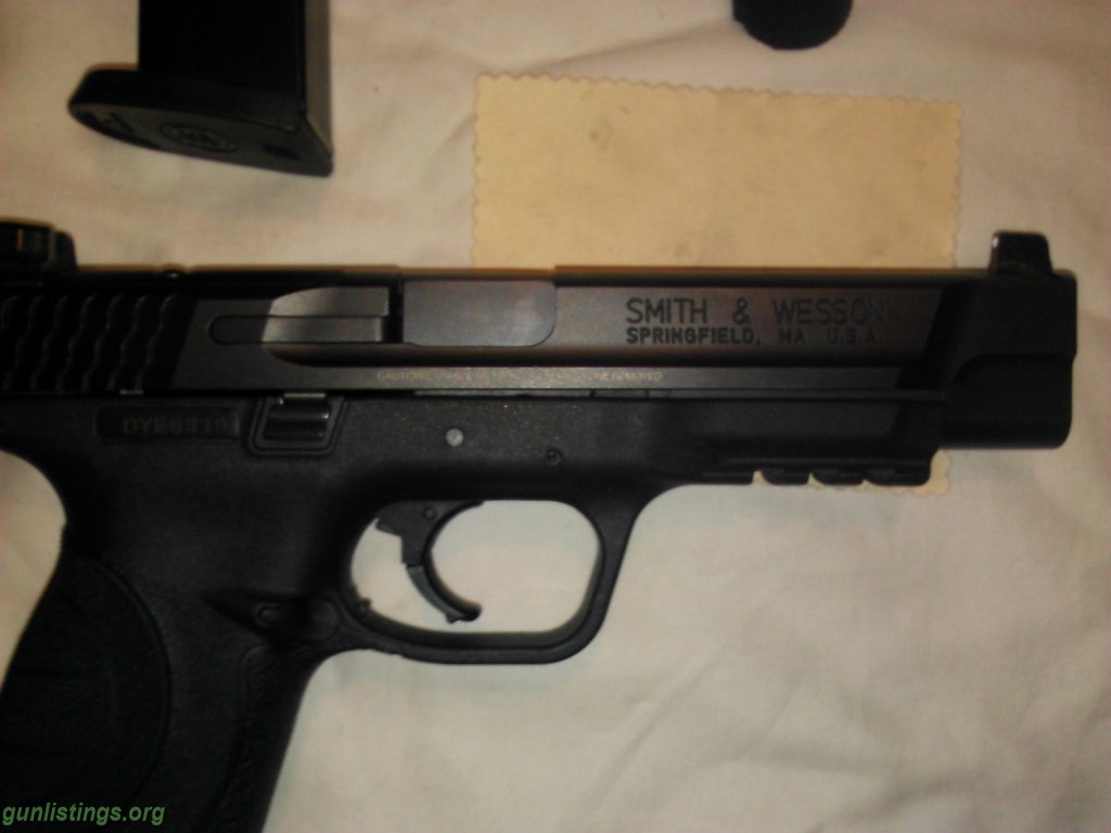 Pistols New M & P Smith Wesson 40.cal W/extras