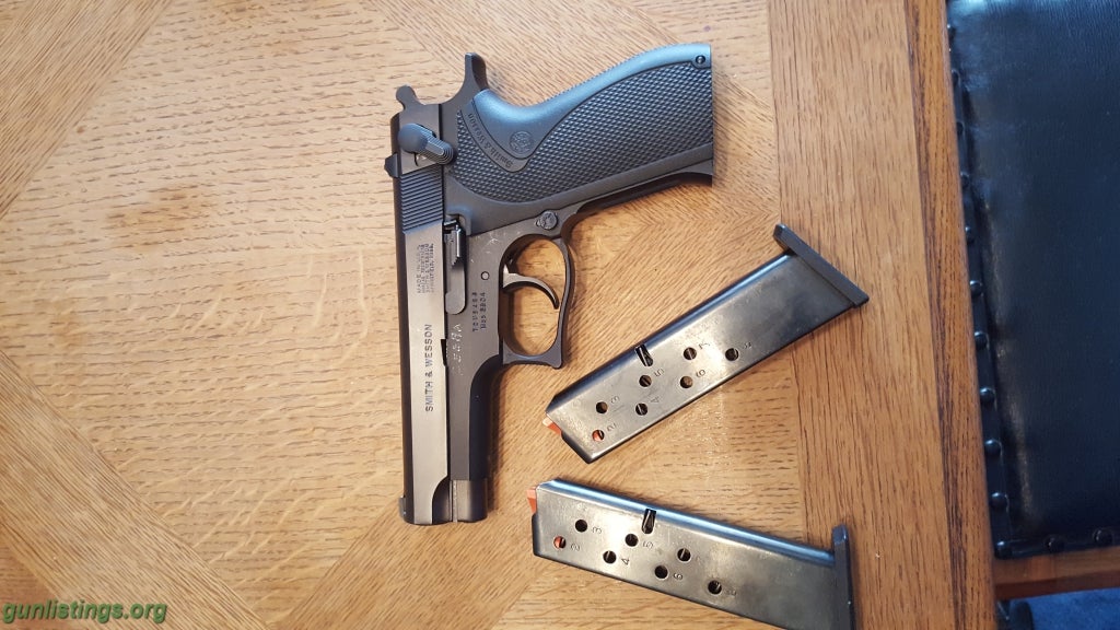 Pistols Smith & Wesson 3904