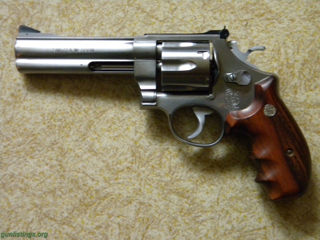 Pistols Smith & Wesson M610