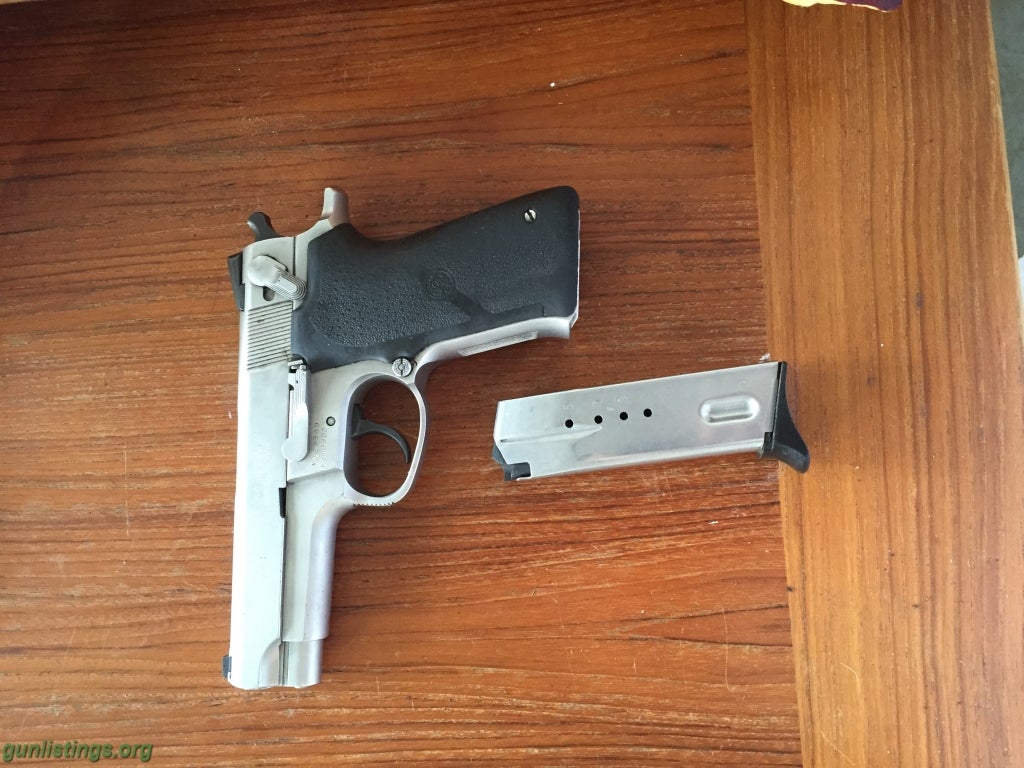Pistols Smith And Wesson 5906 9mm With Magazine
