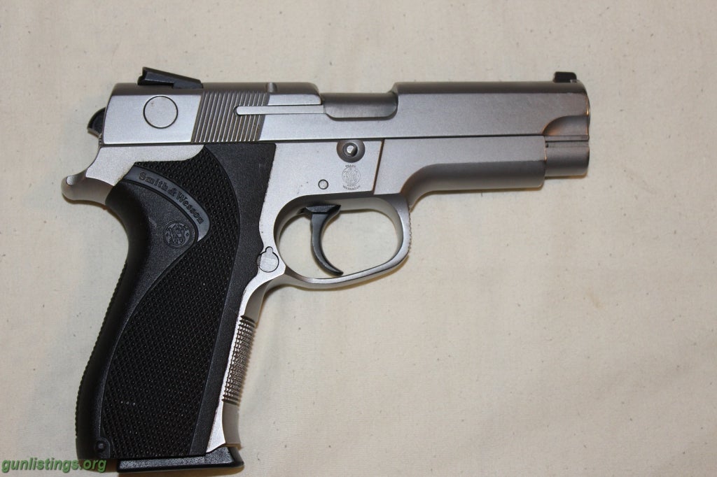Pistols Smith $ Wesson Model 4046