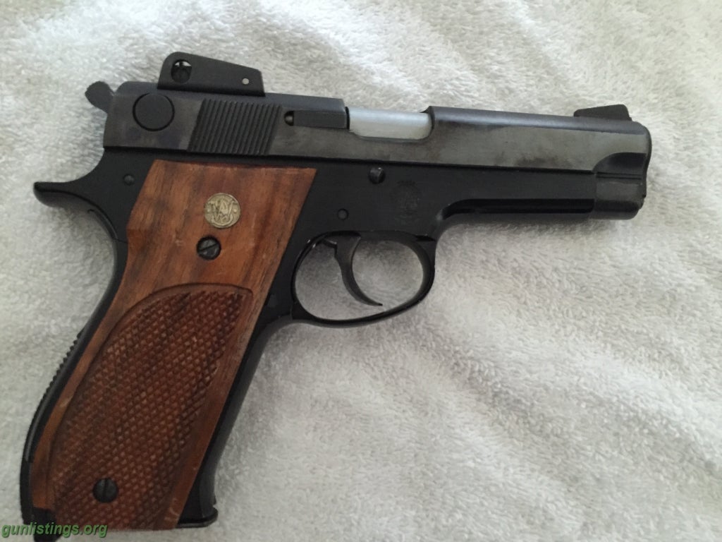 Pistols Smith And Wesson 439 Model