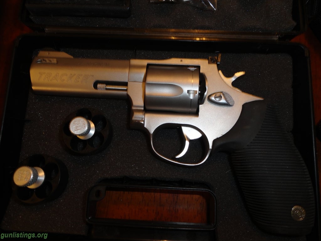 Pistols Taurus Tracker Model   44/44 Mag.