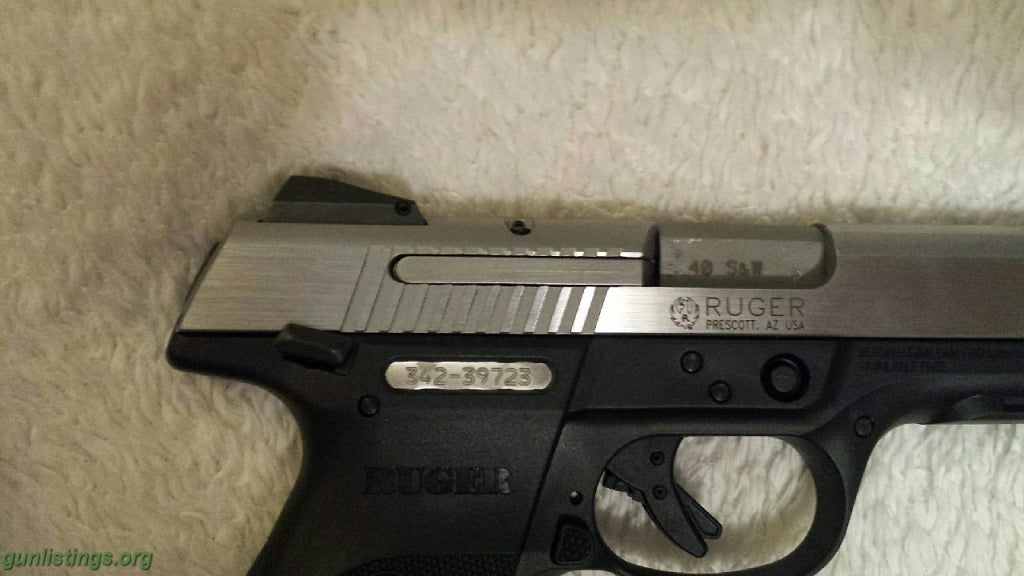 Pistols Ruger SR 40 Hand Gun