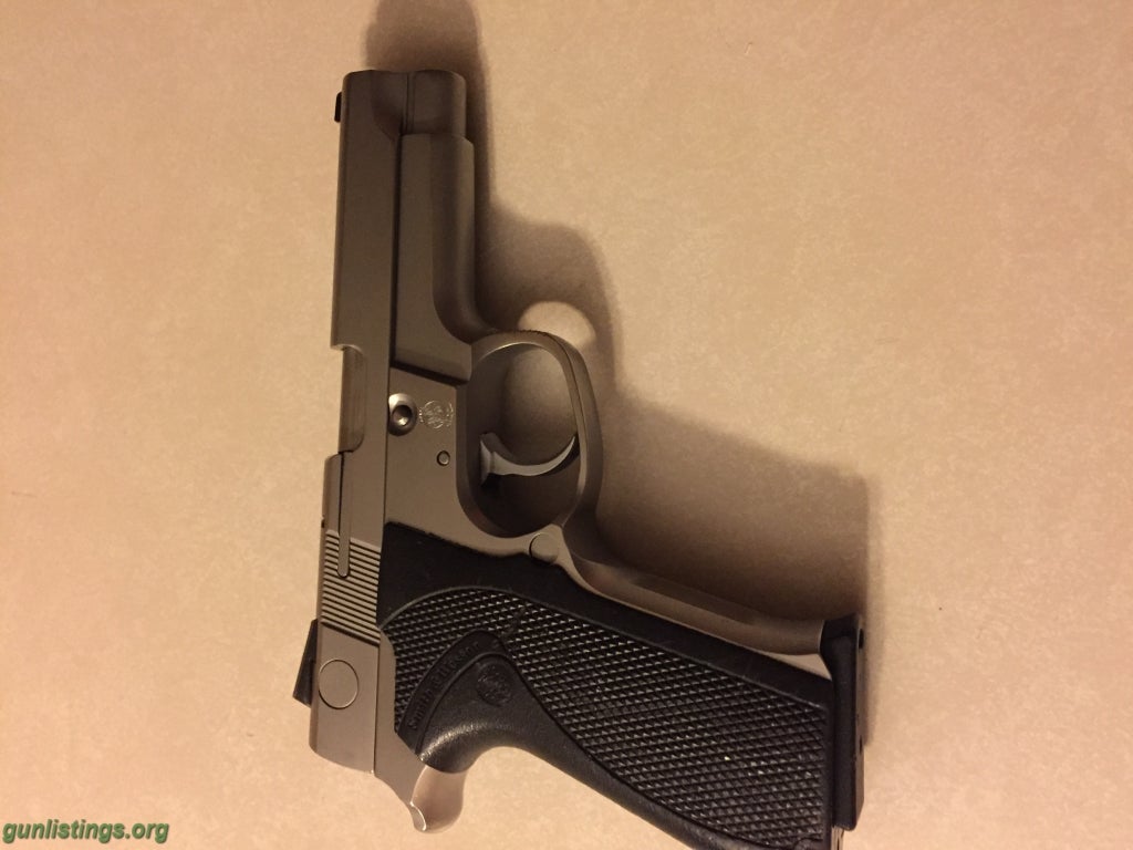 Pistols Smith & Wesson Model 59 46