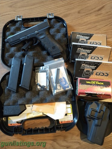 Pistols Glock 22 With Many Extras