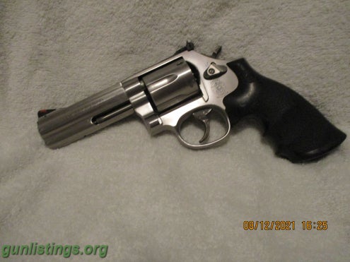 Pistols S & W Model 686-6