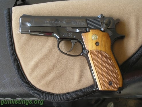 Pistols Smith & Wesson Model 39-2