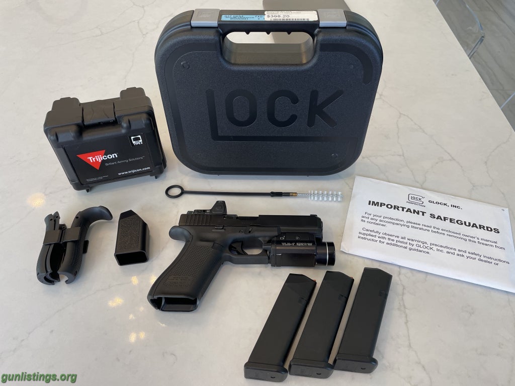 Pistols Glock G17 Gen 5 9mm With Trijicon RMR And Streamlight T