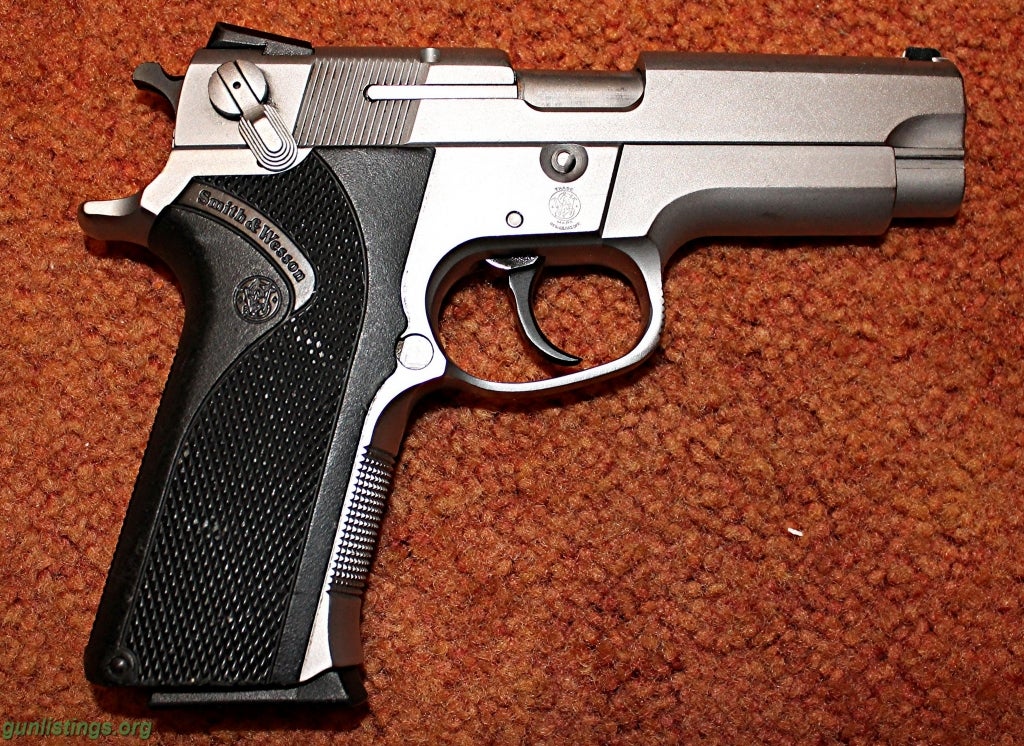 Pistols Smith & Wesson .40 SS 4006