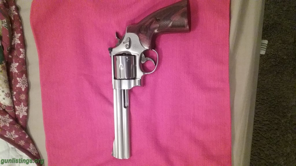 Pistols Smith & Wesson 629 Deluxe 44 Mag. Excellent Shape