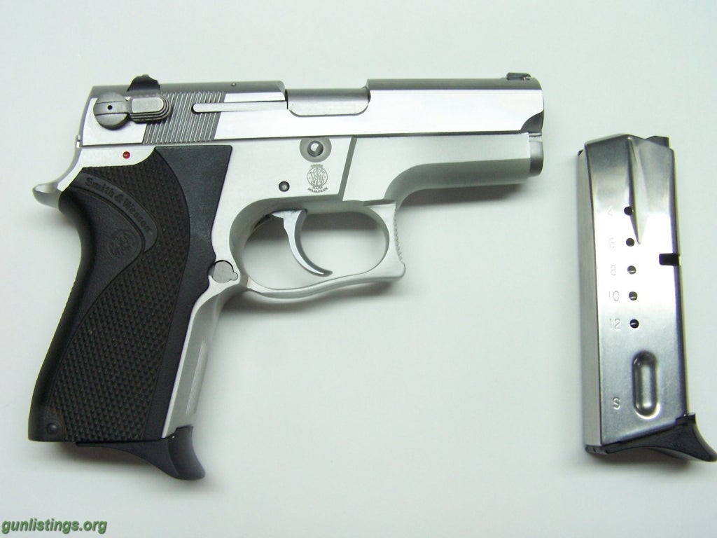 Pistols Smith And Wesson 6906 Compact 9 Mm.